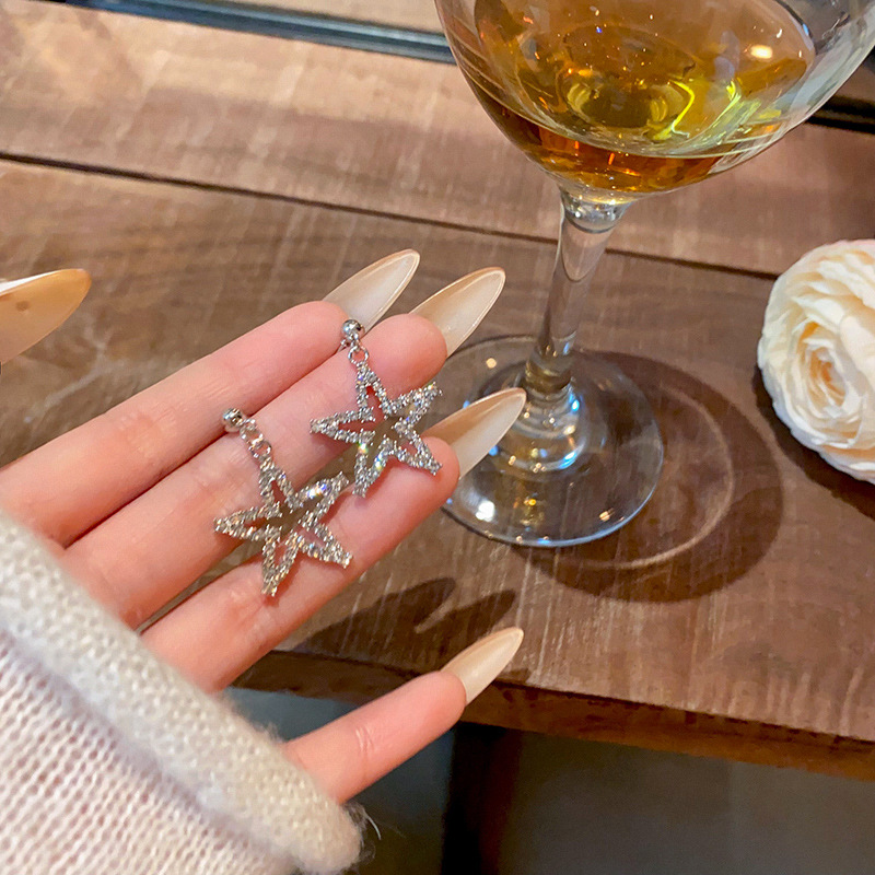 Super dazzling and exquisite five-pointed star stud earrings with full diamonds, light luxury and versatile, exuding a sense of sophistication and elegance. Long tassel earrings, personalized earrings Specification drawing