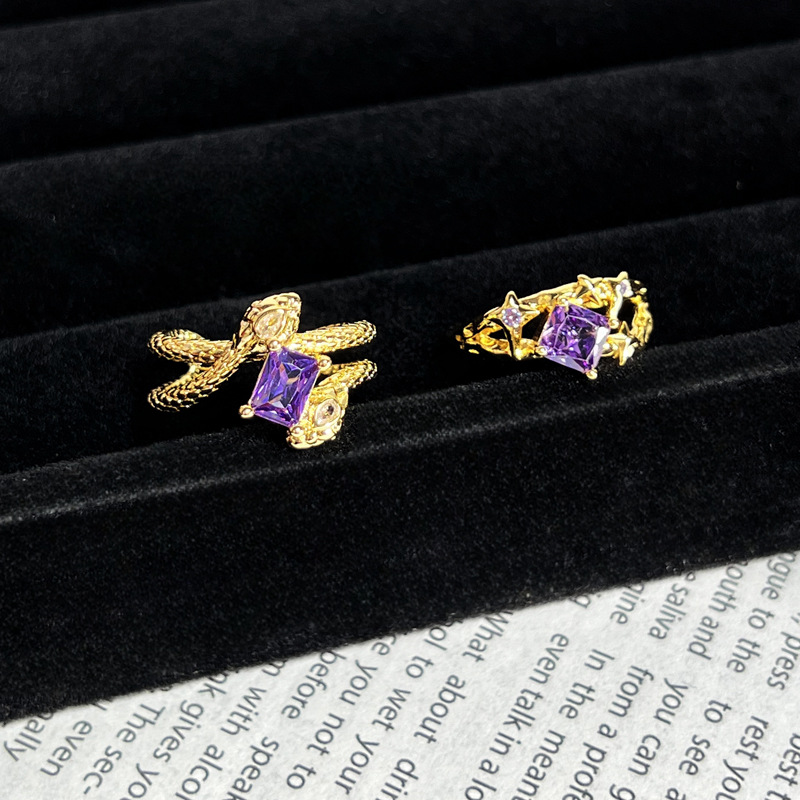 A high-end and light luxury autumn and winter new square purple diamond snake-shaped opening ring, a sweet and cool index finger ring with a unique design for women Application Scenario