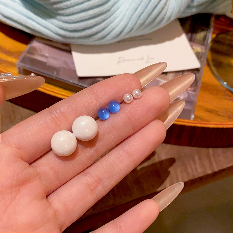 Six-piece round geometric pearl stud earrings for women, fashionable, small and elegant ear-nourishing set earrings, 2025 new style earrings full figure