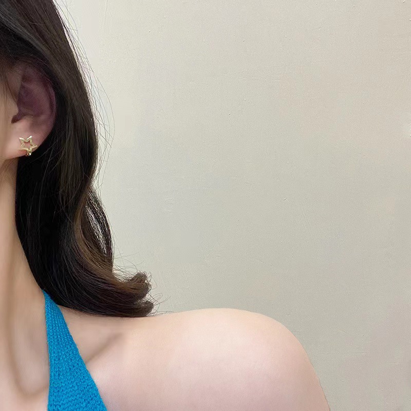The simple and versatile five-pointed star ear stud is a unique, niche, fashionable and everyday ear stud with a sense of design and is a popular earring accessory Specification drawing