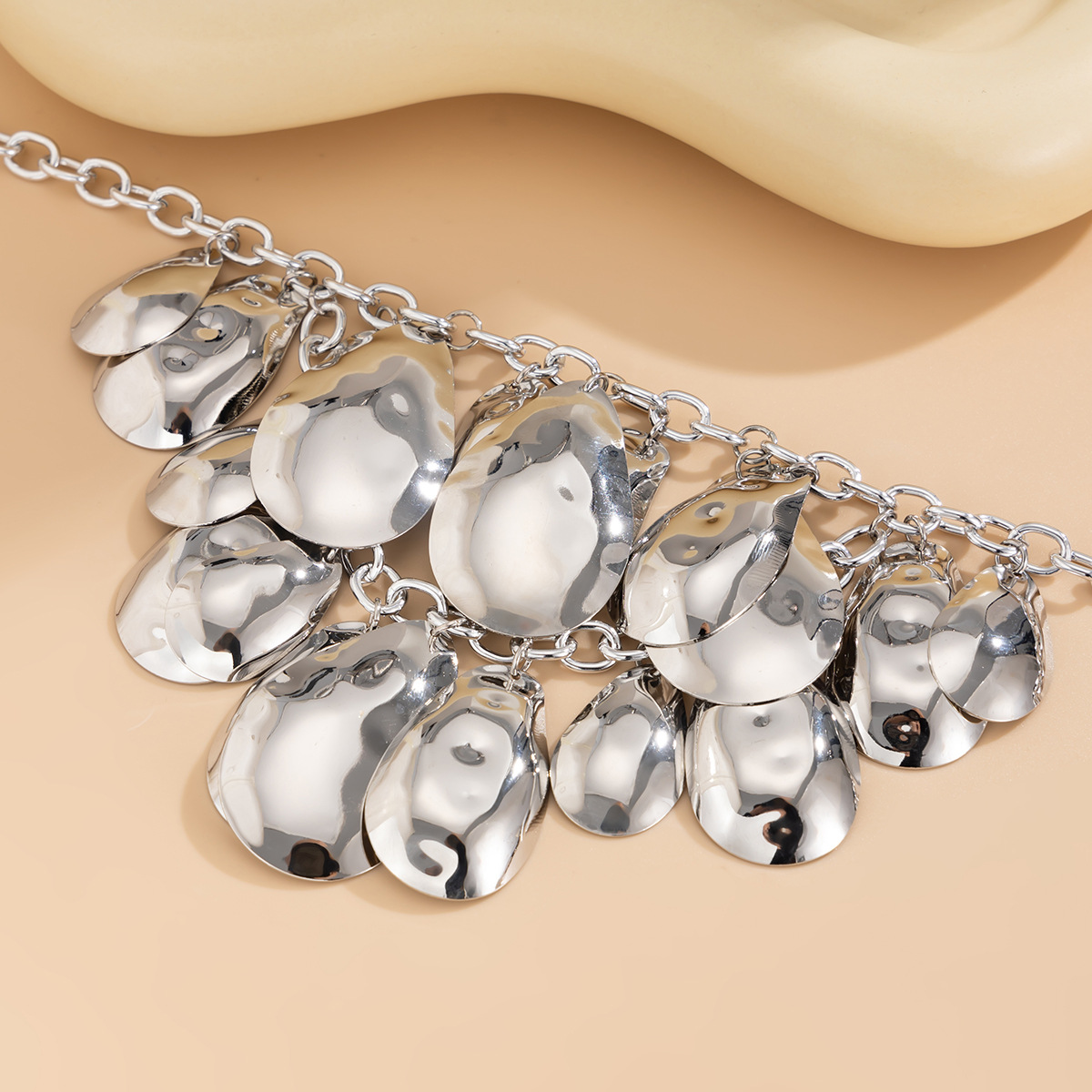 New products of cross-border European and American jewelry, exaggerated metallic water drop pendant necklace, irregular multi-layer round piece collarbone chain Application Scenario