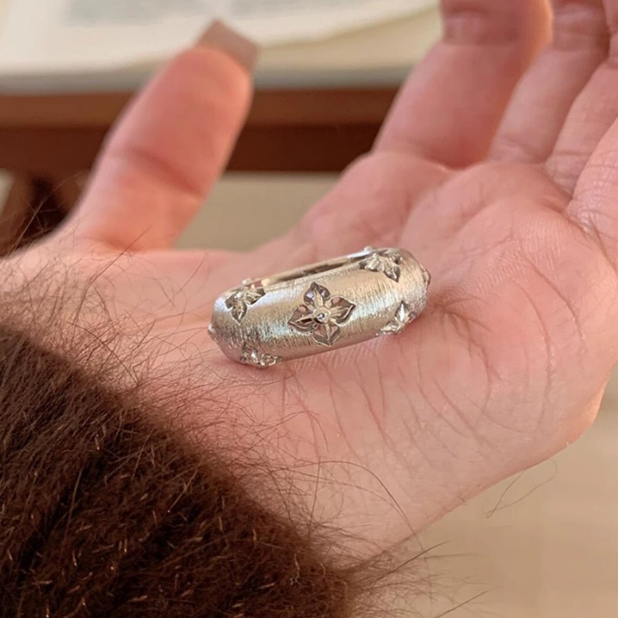 A vintage Buche-style brushed four-leaf clover ring with a touch of luxury and sophistication, an exquisite and versatile index finger ring full figure