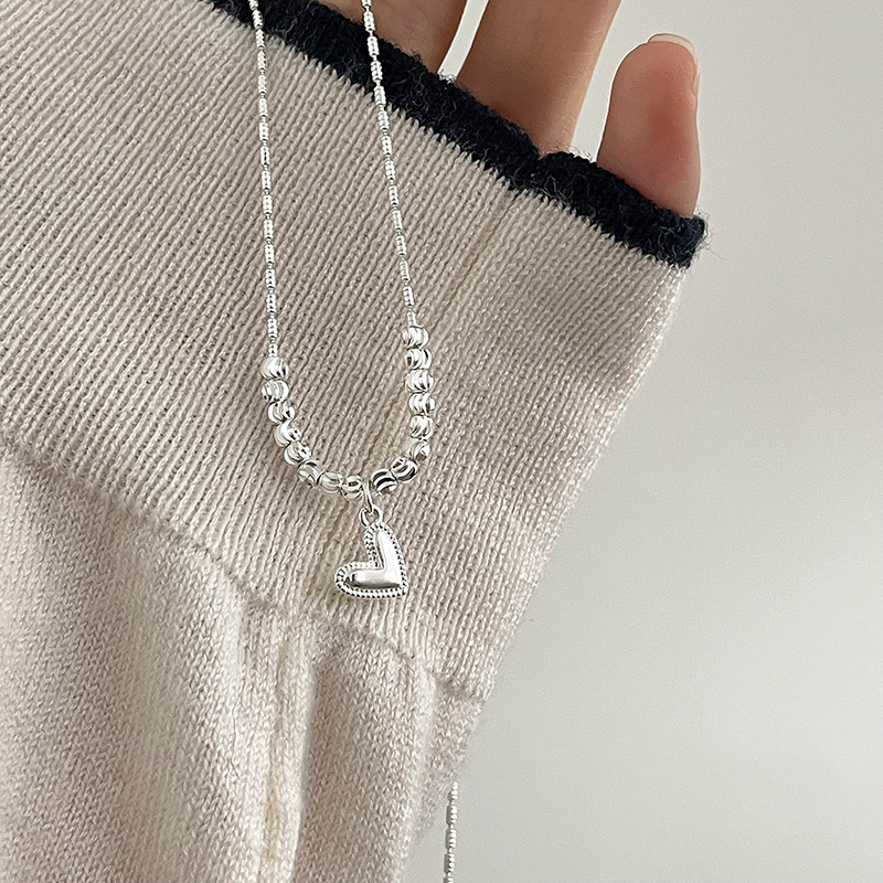 Extremely fine silver heart-shaped pendant necklace, a light luxury and niche accessory for women, collarbone chain, French style sweater chain decoration Specification drawing