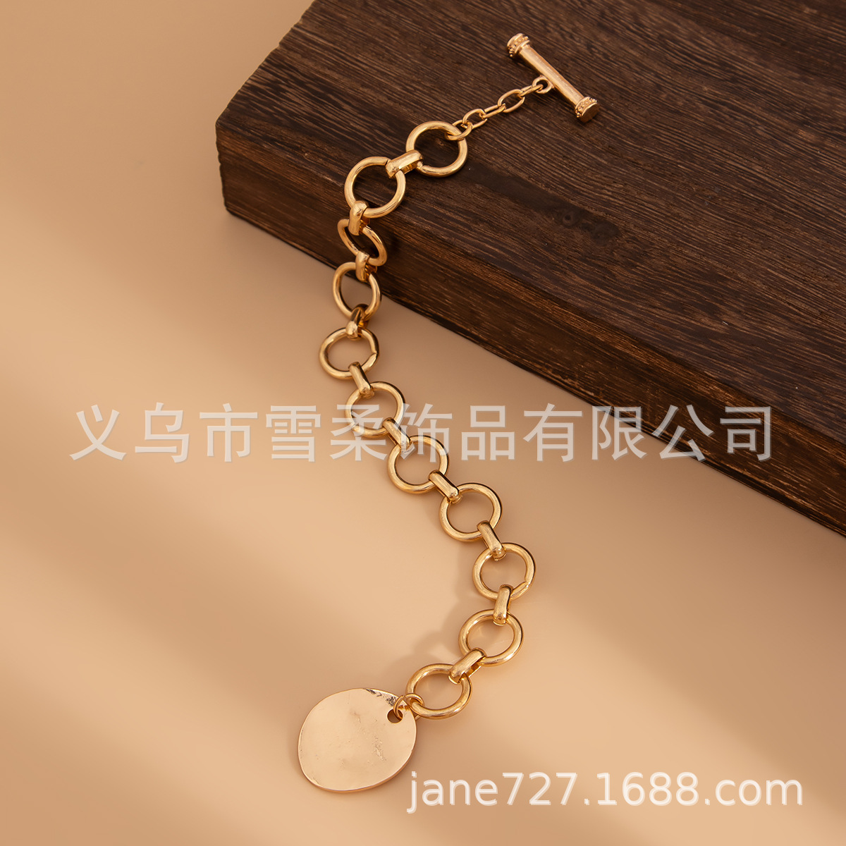 European and American cross-border jewelry, personalized cross alloy pendant necklace, cold style, flat buckle collarbone chain for women Application Scenario