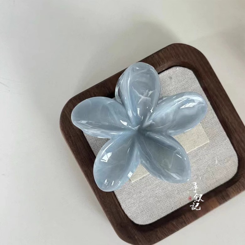 Summer mint Mambo frangipani grab clip with a high-end touch, flower shark clip, sweet back head three-dimensional hair clip Specification drawing