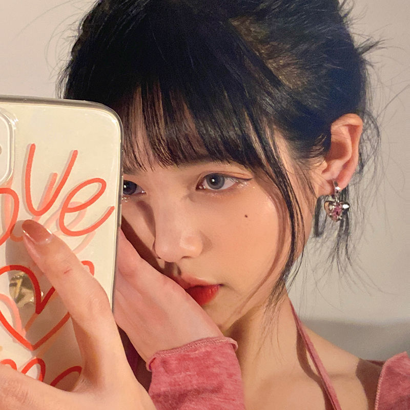 Heart-shaped Zircon ear buckles, a new and niche design in 2025, exude a sense of sophistication. They are sweet, cool, unique and stylish, and versatile earrings Application Scenario