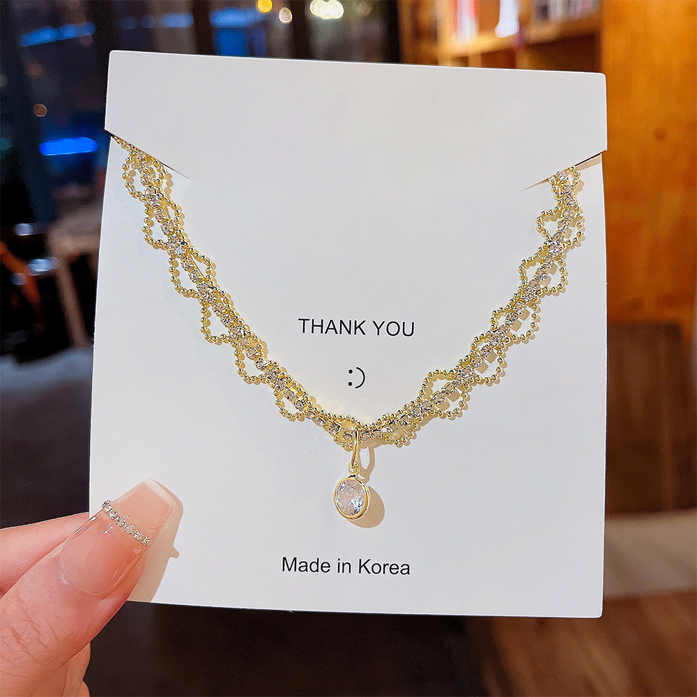 A new Korean fashion and versatile, light luxury necklace with a simple and elegant design. It is a new type of collarbone chain accessory and pearl necklace details Picture