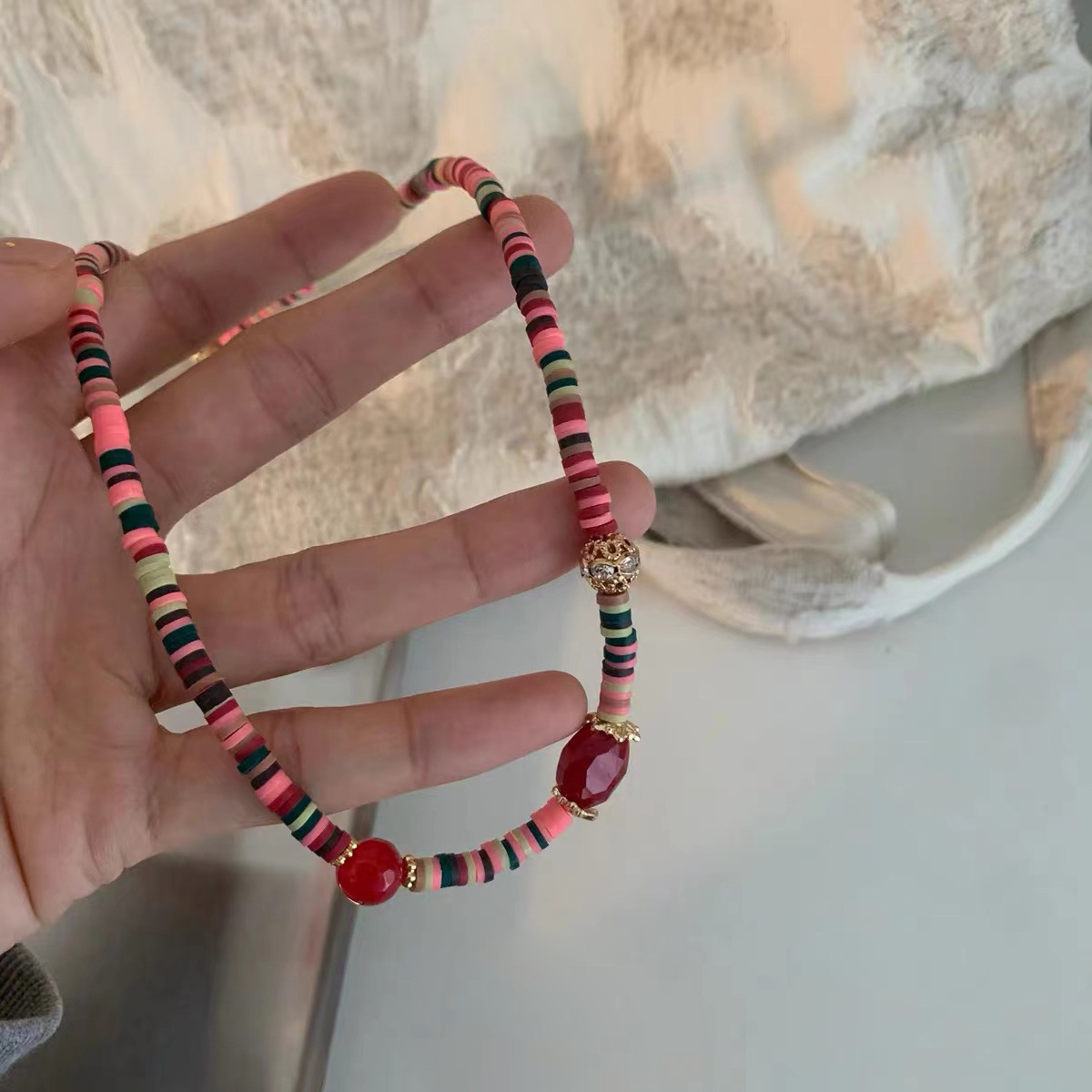 The new 2023 ethnic-style colorful beaded necklace features a simple and elegant design for girls, with a playful red and pink color scheme. It is a cute collarbone chain Specification drawing
