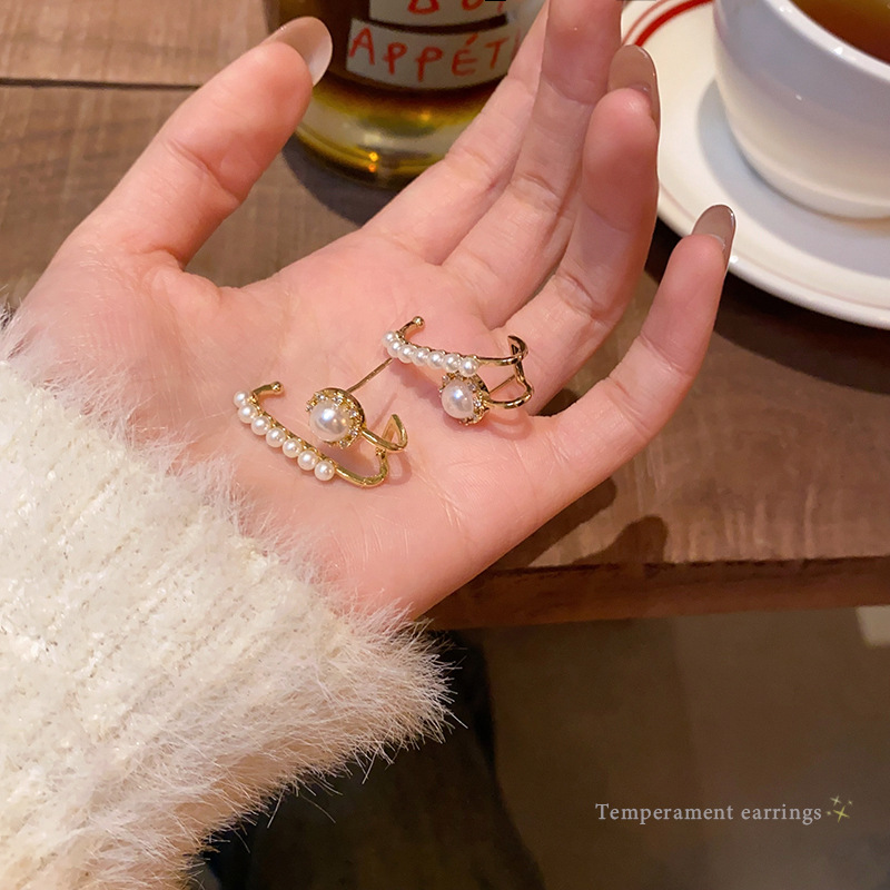 Dongdaemun pearl earrings from South Korea are a versatile and niche design for women. They feature a Hong Kong-style diamond-encrusted stud earrings and are a long, simple ear accessory Specification drawing