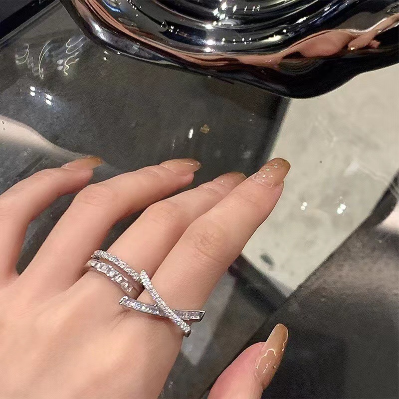 A high-end, light luxury, cross-opening ring with a cold and aloof style for women, a niche, simple, fashionable and individual style, and an ins zircon ring trend full figure
