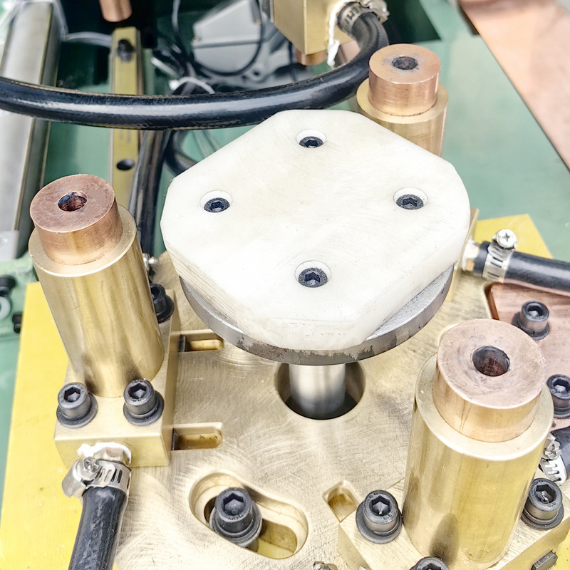 The manual feeding air conditioner base medium-frequency three-head nut pneumatic spot welding machine is a powerful original manufacturer of Juqinghua details Picture