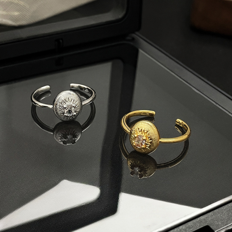 A niche, light luxury and fashionable Italian brushed open ring with a cold and elegant female style, star-shaped oval retro food ring Application Scenario