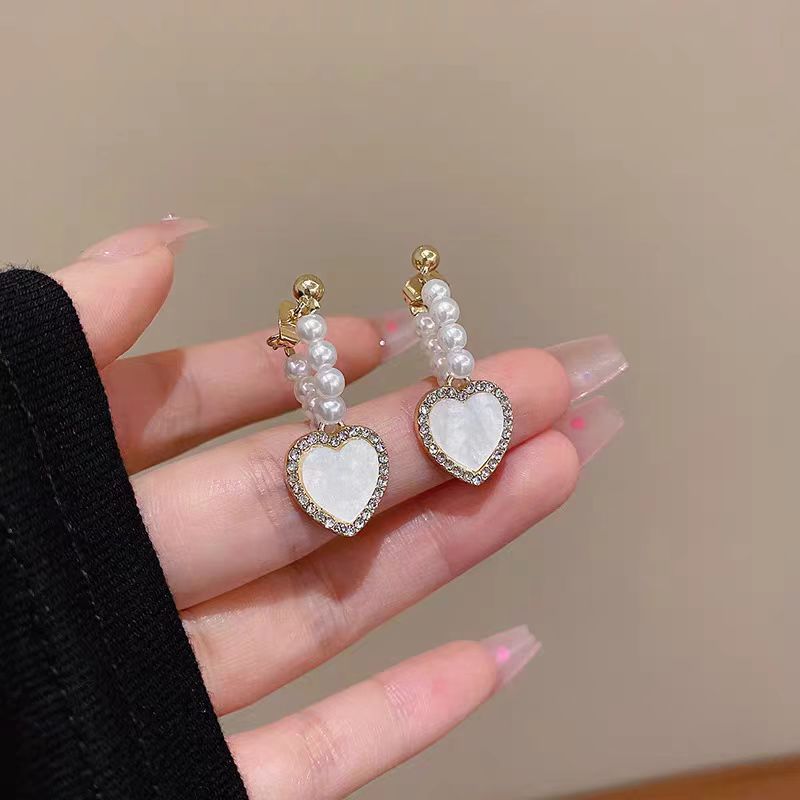 Silver needle pearl diamond-encrusted heart-shaped earrings, a trendy and fashionable design from South Korea, are sweet and elegant earrings that are popular among Internet celebrities for women Specification drawing