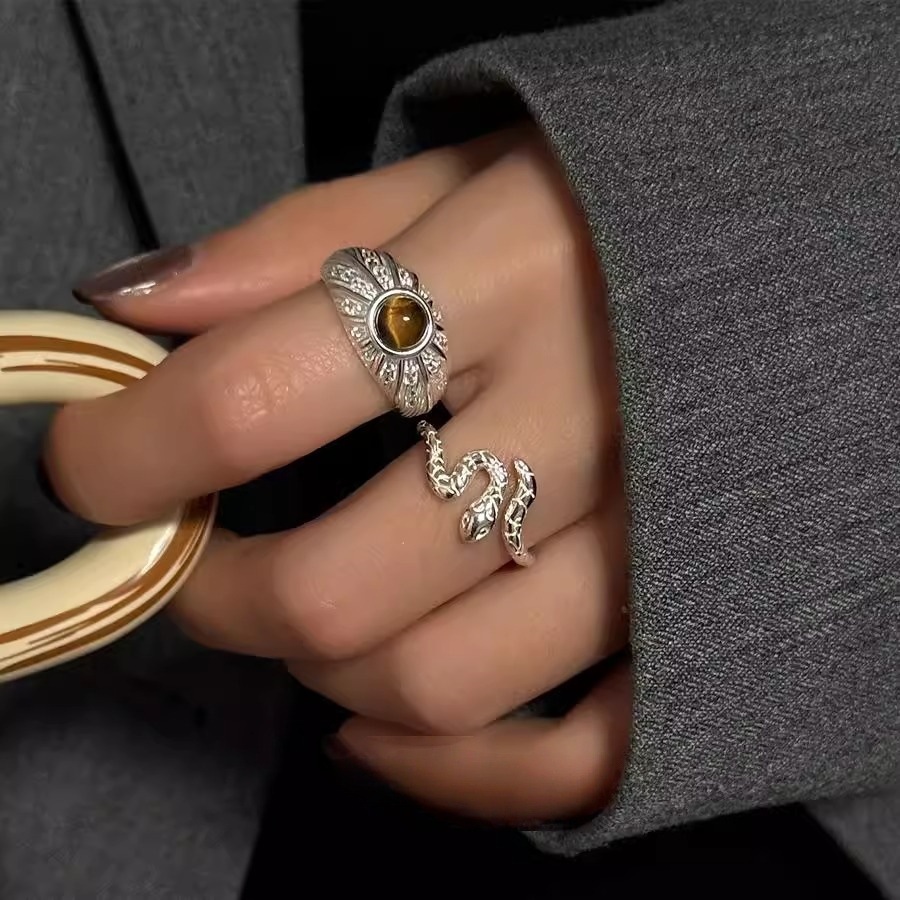 The tiger crystal small spirit snake ring is a niche design for women, exuding a sense of high-end sophistication. It is a retro and elegant open-top ring trend full figure