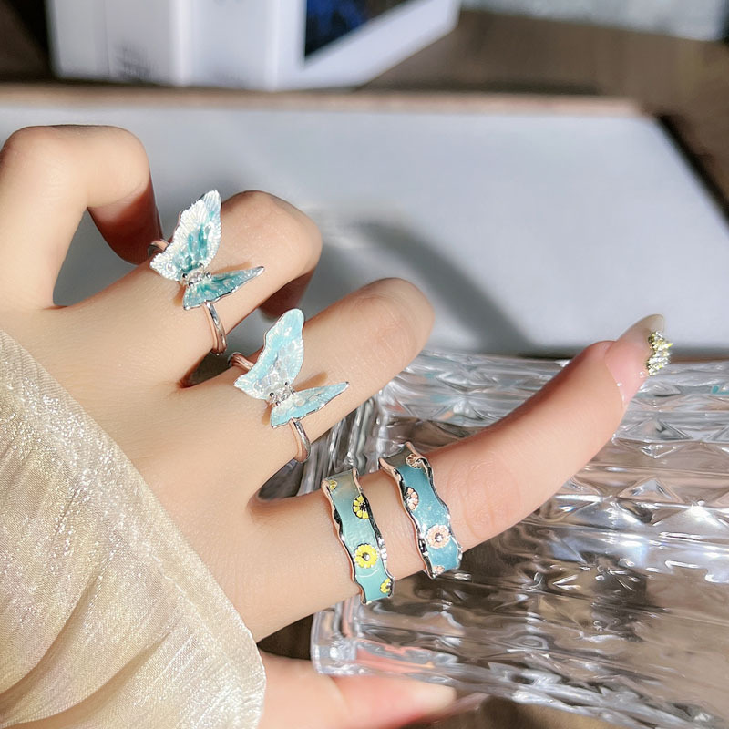 A unique summer new silver-white gradient butterfly ring for women, with a high-end Korean style and a light luxury Daisy index ring Application Scenario