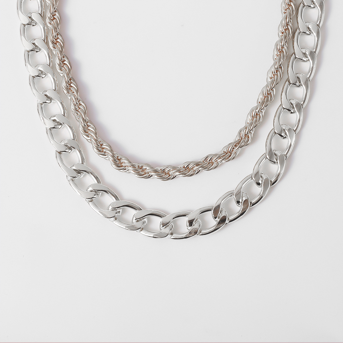 European and American cross-border fashion and creative accessories, personalized street style, metal chain collarbone neck chain, retro and simple necklace Application Scenario