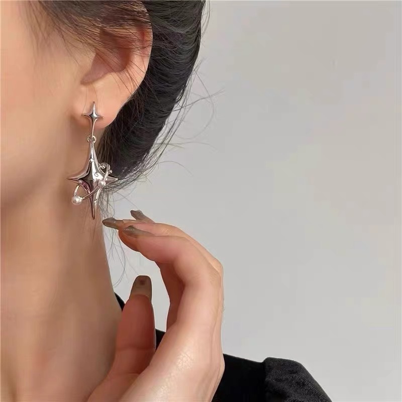 The Star series star-studded diamond earrings are a niche design for women, featuring high-end earrings with a neutral silver needle and new neutral stud earrings Specification drawing