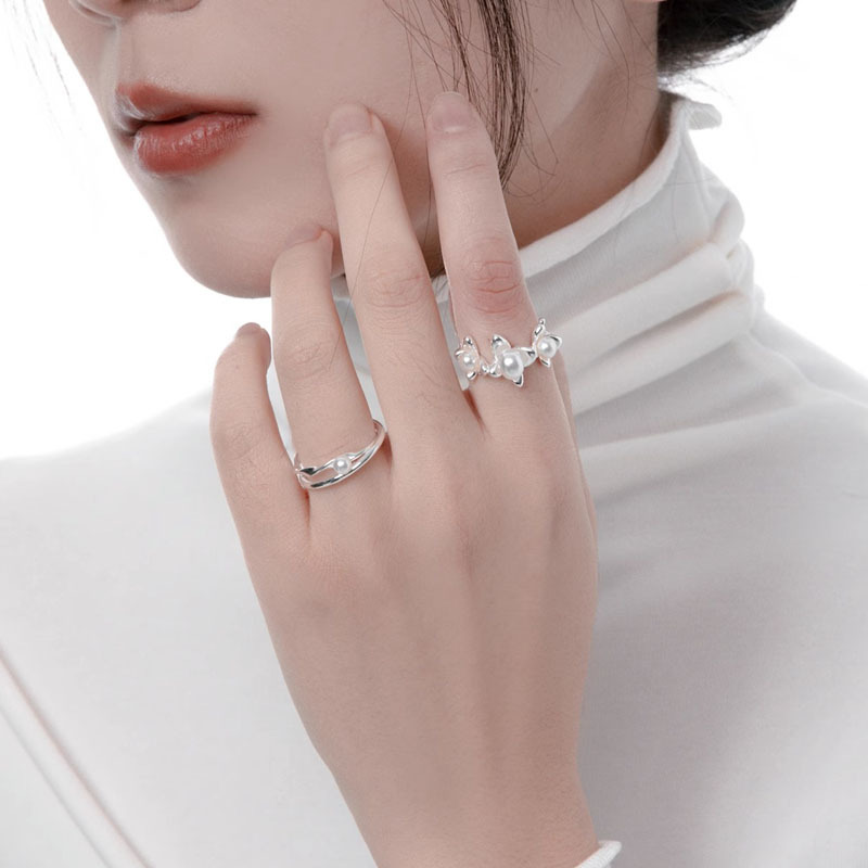 A niche design with a high-end pearl opening ring, a women's hollowed-out ins light luxury fashion cold style butterfly index finger ring full figure