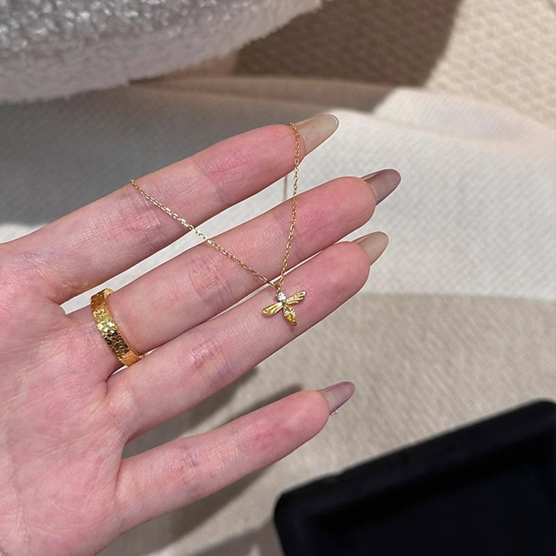 This simple and cute golden bee pendant necklace features a light luxury and niche design that is versatile and does not fade. It is a collarbone chain details Picture