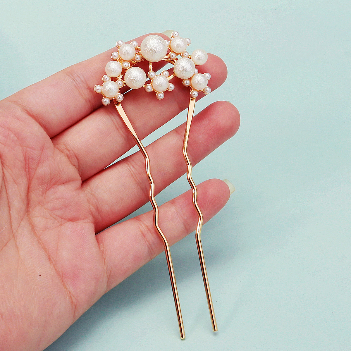 Golden and elegant pearl water diamond U-shaped hairpin, retro new Chinese style large hairpin, coiled hairpin, bride's Xiuhe dress hair accessory Application Scenario