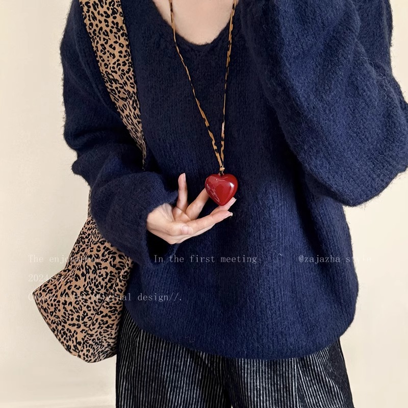 Red hollowed-out flower heart-shaped necklace for women's Spring/Summer 2025 new long Korean-style sweater chain, fashionable and stylish full figure