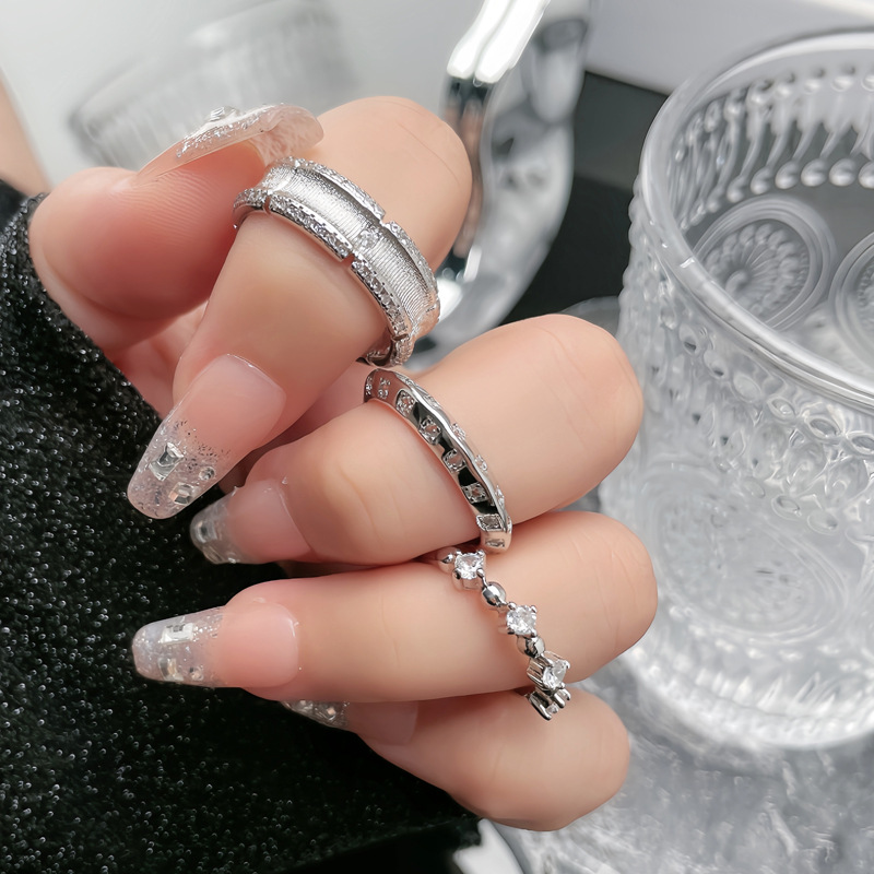 This is a fashionable Italian court-style niche ring with a brushed finish. It is adjustable for women and features a light luxury and exquisite layering design details Picture