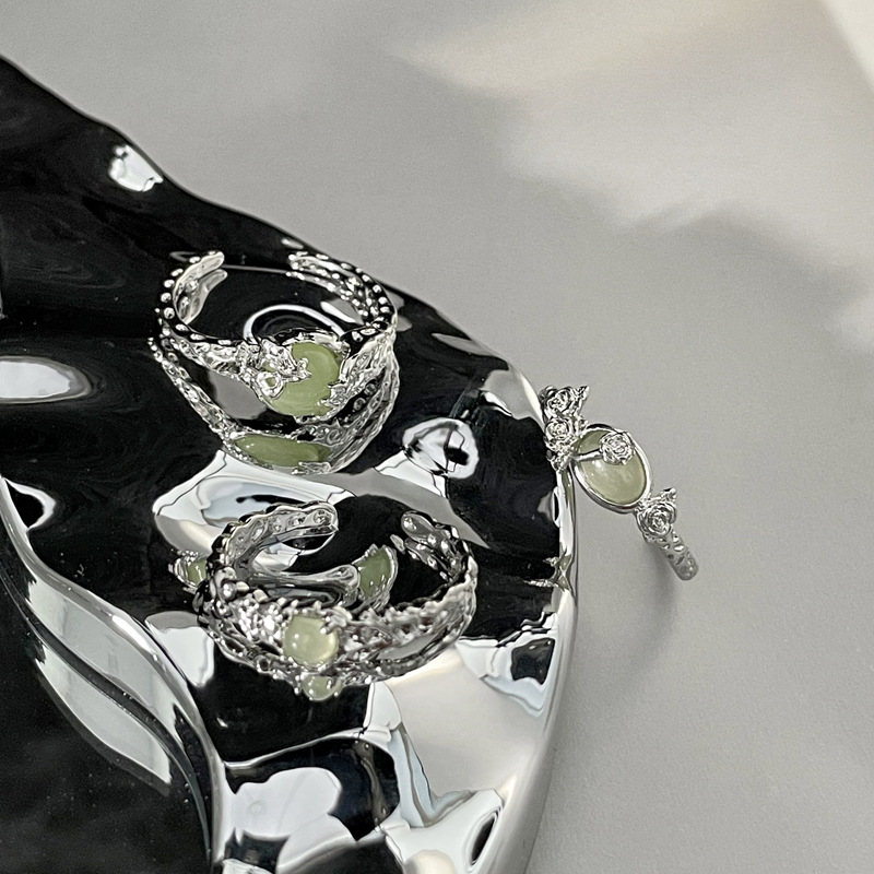 The new Chinese-style irregular-textured rose open ring exudes a high-end, fashionable and elegant feminine charm. It's a niche ring Specification drawing