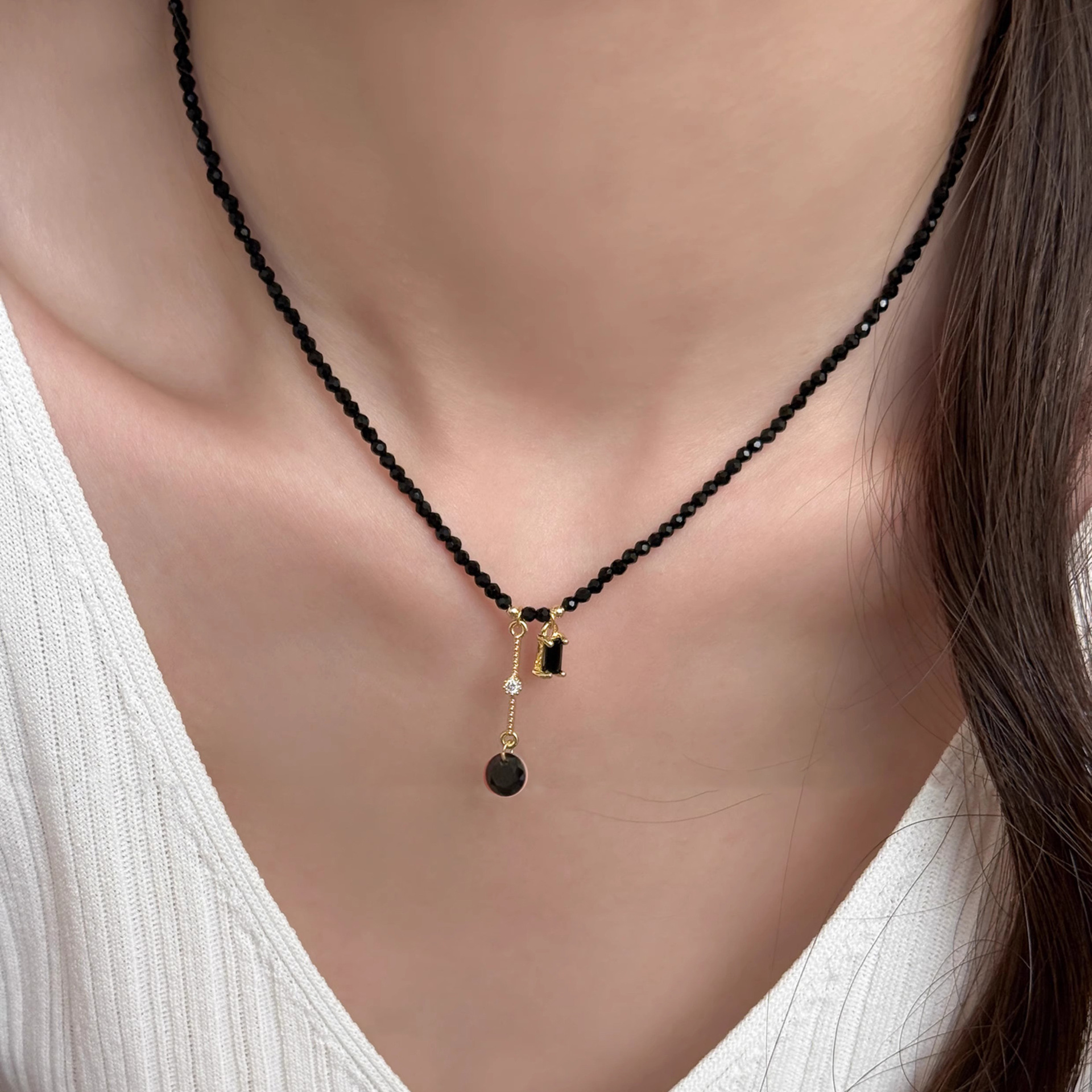 A simple black crystal collarbone chain with a niche and high-end look, a short necklace with a design sense, and a square zirconia pendant for women full figure