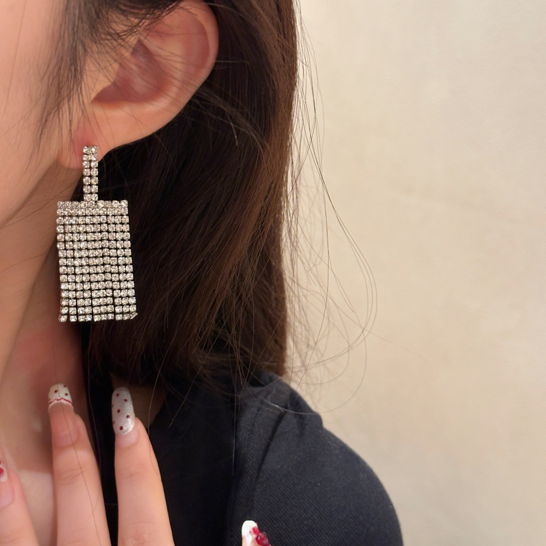 New bestsellers from Europe and America, golden super sparkling water diamond zirconia tassel earrings, are selling well on cross-border Amazon for women Application Scenario