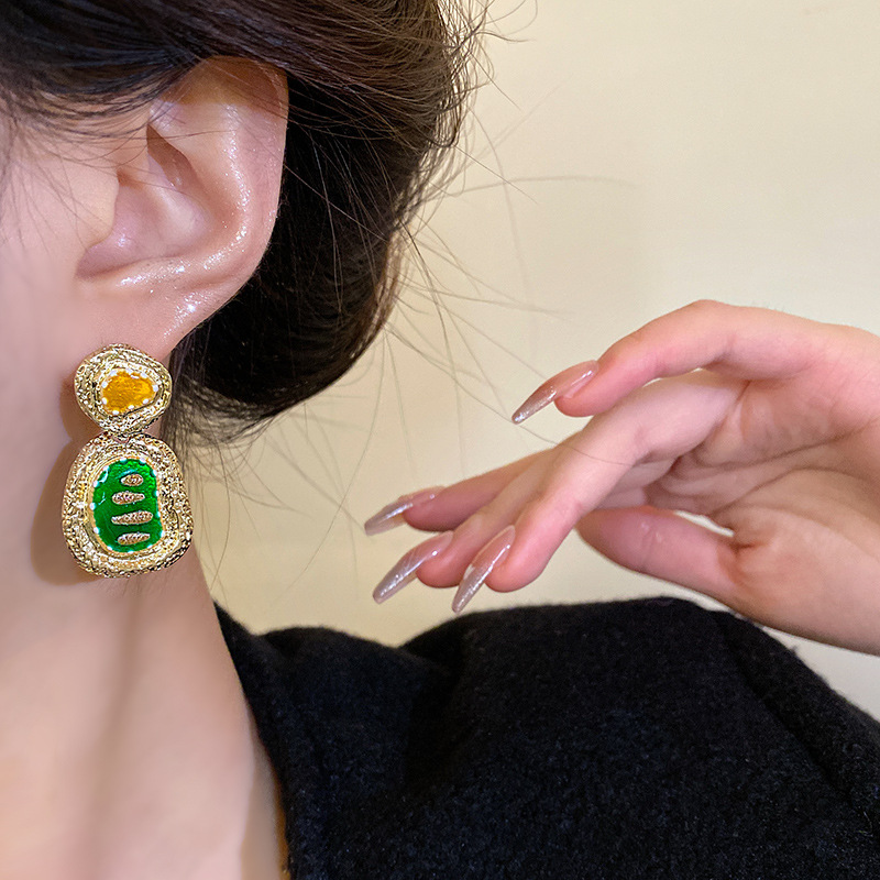 French retro oil-dripping color-blocking oval earrings for women, light luxury, versatile, elegant and high-end, irregular stud earrings Application Scenario
