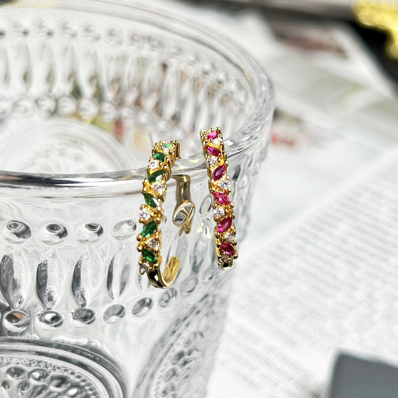The new retro red, green and diamond small and exquisite open ring is popular on Instagram. It has a cool style and is versatile. It's a trendy ring Application Scenario