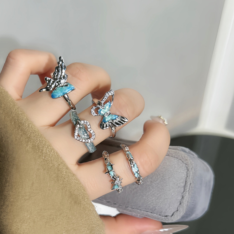 Simple and individual, sea blue gradient butterfly drop glaze ring, a unique feminine charm, irregular texture heart-shaped fashionable ring full figure