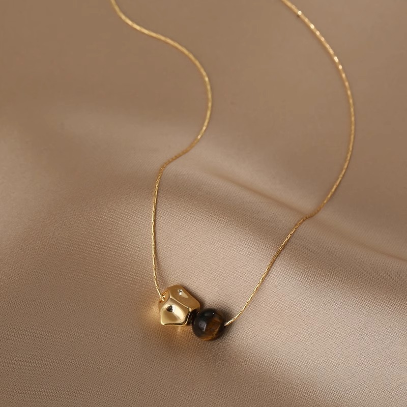 The Maillard style retro liquid metal tiger's eye necklace has a unique and niche design sense. The collarbone chain is individualistic and fashionable for women Application Scenario