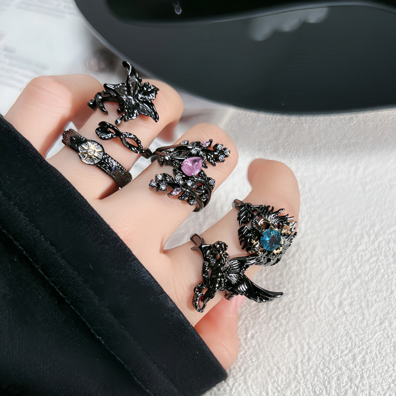 European and American dark thorn flower punk personality ring, gender-neutral style crow trendy cool sunflower two-color index finger ring Application Scenario