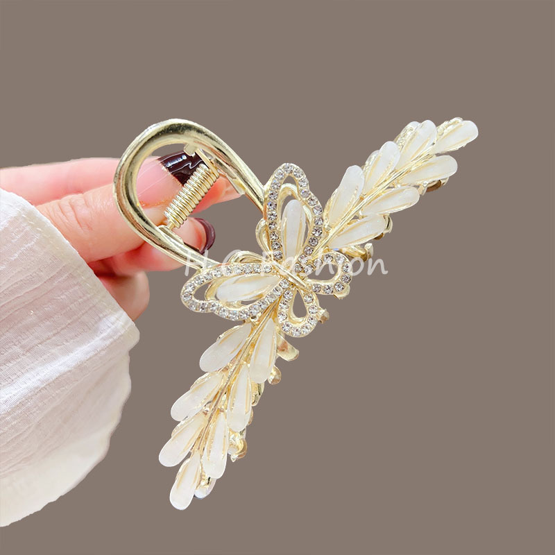 The new glass water diamond butterfly hairpin is a high-end, simple and versatile hairpin. It is also a shark hairpin accessory for the back of the head Specification drawing