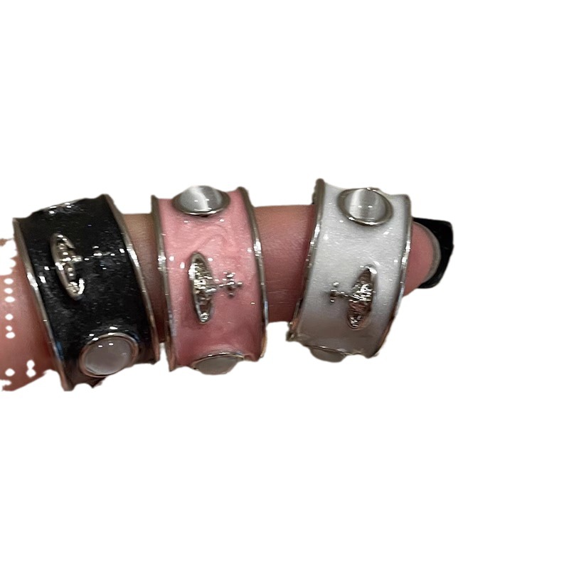 The Western Empress Planet drip glaze open ring is a niche design for women, exuding a sense of sophistication and elegance. It is a fashionable and individual couple's ring Item Picture