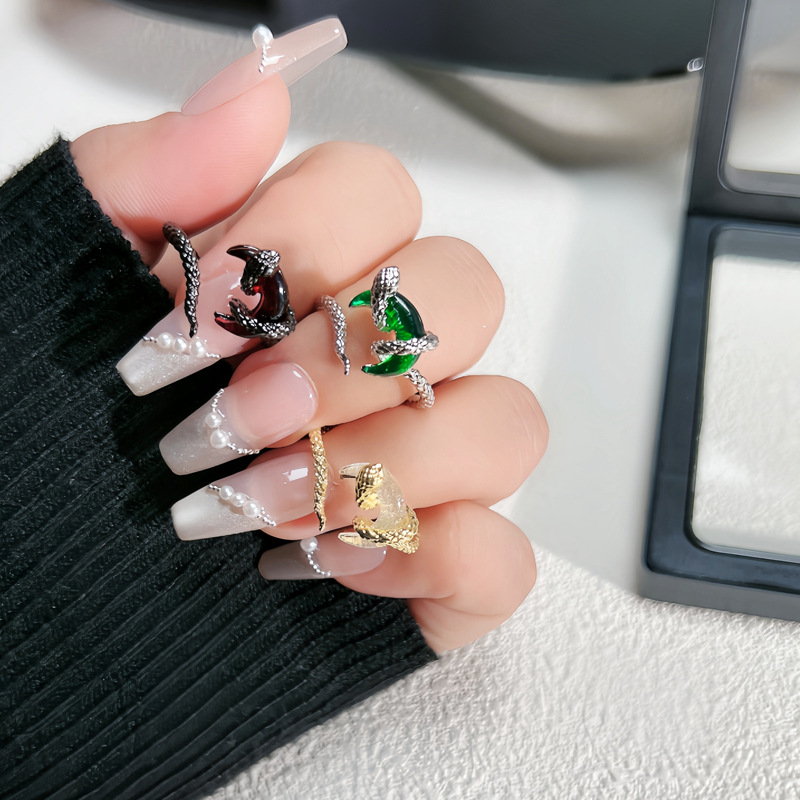 Original cold style entwined snake-shaped moon, high-end open ring, women's niche design, unique and fashionable ring Application Scenario