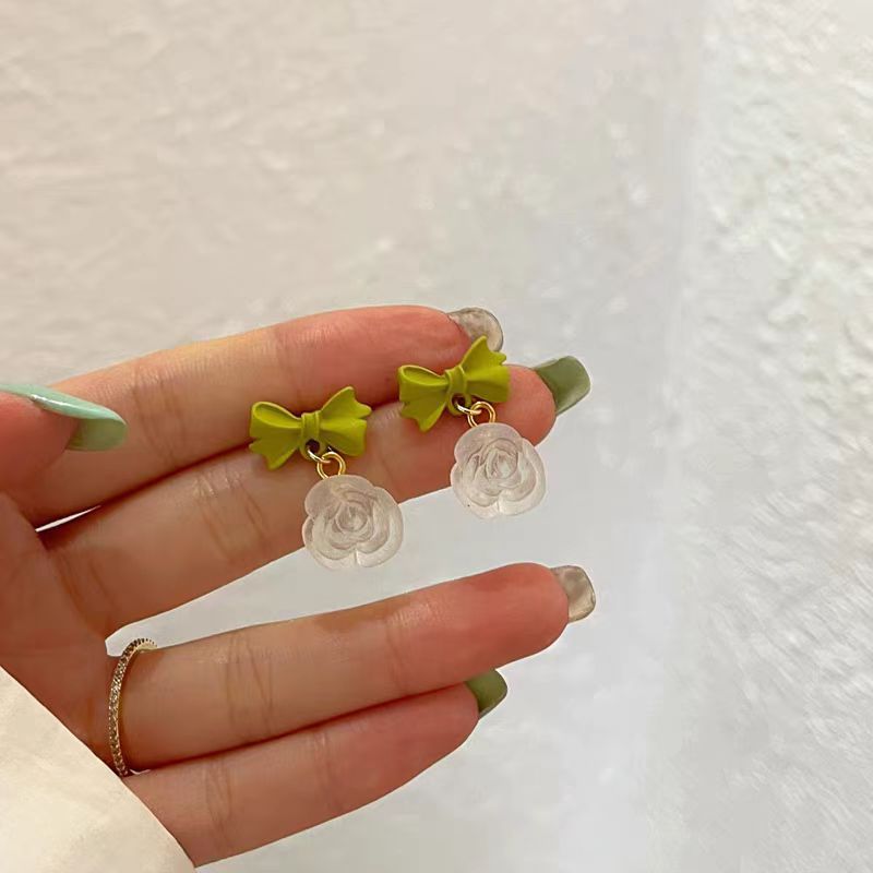 Summer fresh Fruit Green 2025 internet-famous bestseller earrings, niche design sense, floral high-end, sweet and stylish stud earrings Specification drawing