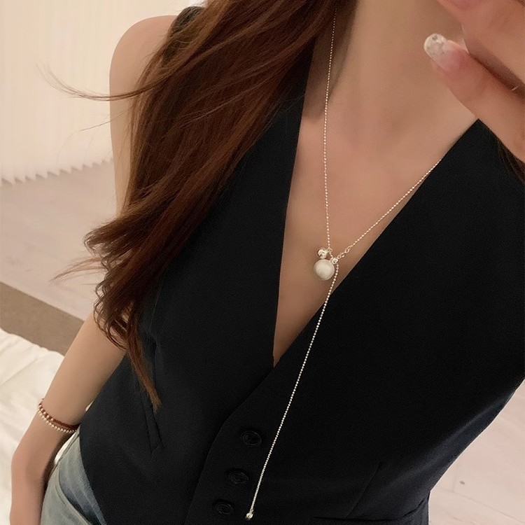 Minimalist round ball pull-out necklace for women, a light luxury, elegant and fashionable, versatile necklace and sweater chain Application Scenario