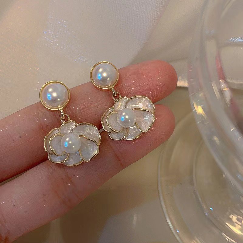 French-style oil-dripping pearl flower stud earrings, a niche design with a high-end feel, fashionable and elegant, retro and refined earrings full figure