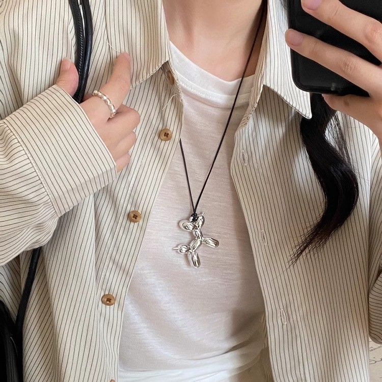 Metal balloon dog pendant necklace for women, 2025 new niche design, hoodie sweater chain, long necklace full figure