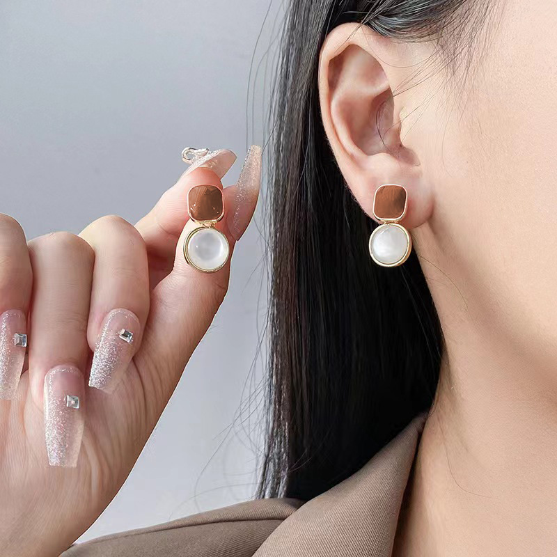 Maillard color series ~ Milk coffee geometric earrings for women on Instagram, trendy French retro style, simple and niche design sense details Picture