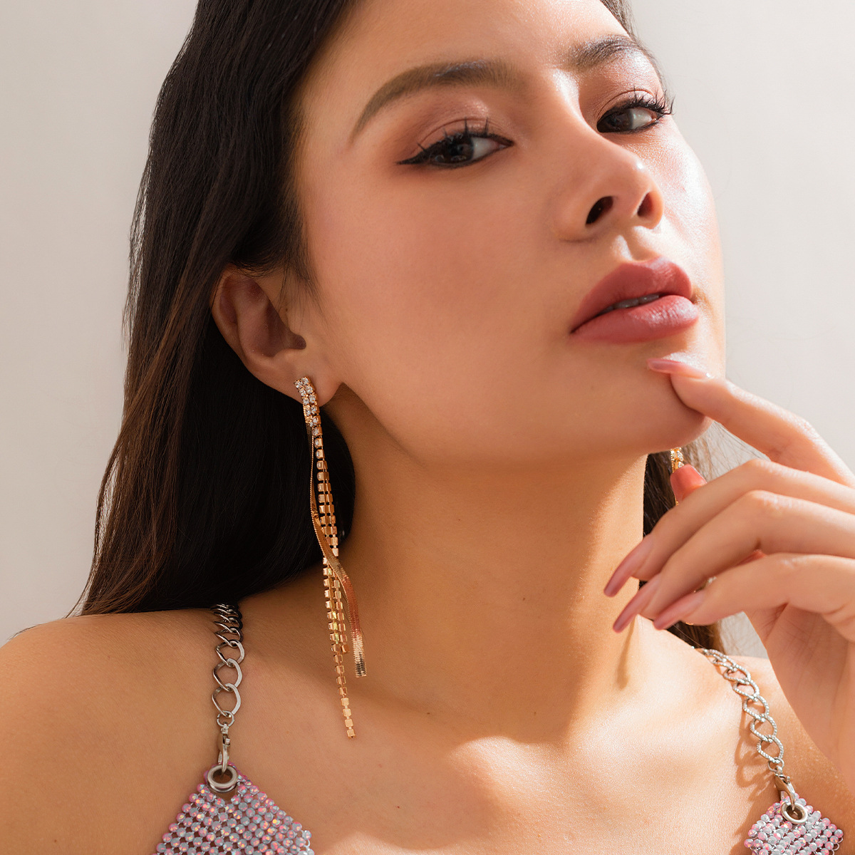 European and American cross-border style tassel stud earrings, simple snake bone claw chain wound rhinestone earrings Specification drawing