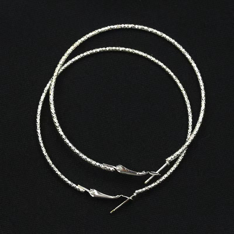 Simple and niche design, silver pigment ring earrings, exaggerated European and American ear loops, high-end earrings, women's light luxury Application Scenario