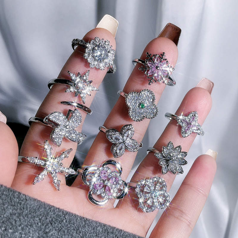 The ring features a niche design for women, a light luxury four-leaf clover zircon with a high-end feel. It is versatile, fashionable and unique, and can be worn in layers for a sweet and cool look Application Scenario