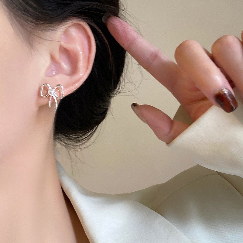 Bow pearl stud earrings, a light luxury and high-end, unique and niche earring, a new 2025 bestseller, exquisite earrings for women Application Scenario