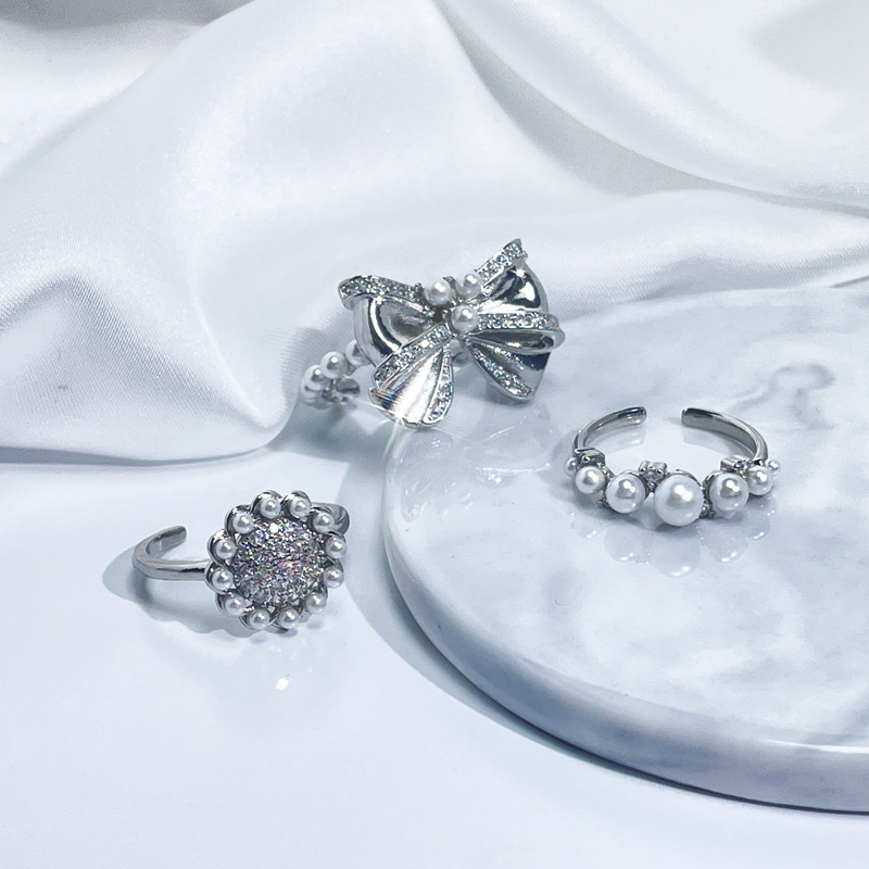 French light luxury high-end pearl bow open ring, sweet and cool, versatile, autumn and winter fashion accessory ring Application Scenario