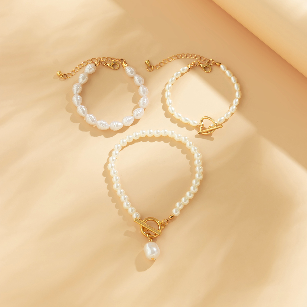 A niche woven water drop imitation pearl stacked collarbone chain with a versatile OT clasp and a heart-shaped water drop pendant, a retro beaded necklace Application Scenario