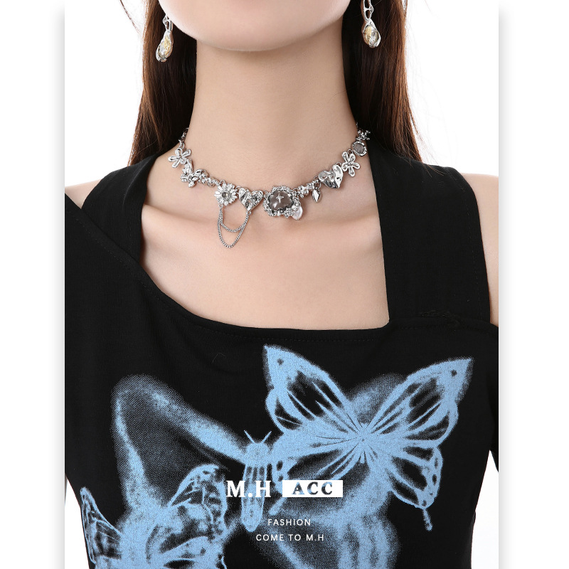 The 2023 new liquid silver flower necklace for women is an irregular, fashionable and unique collarbone chain. It is an exquisite, high-quality and versatile necklace full figure
