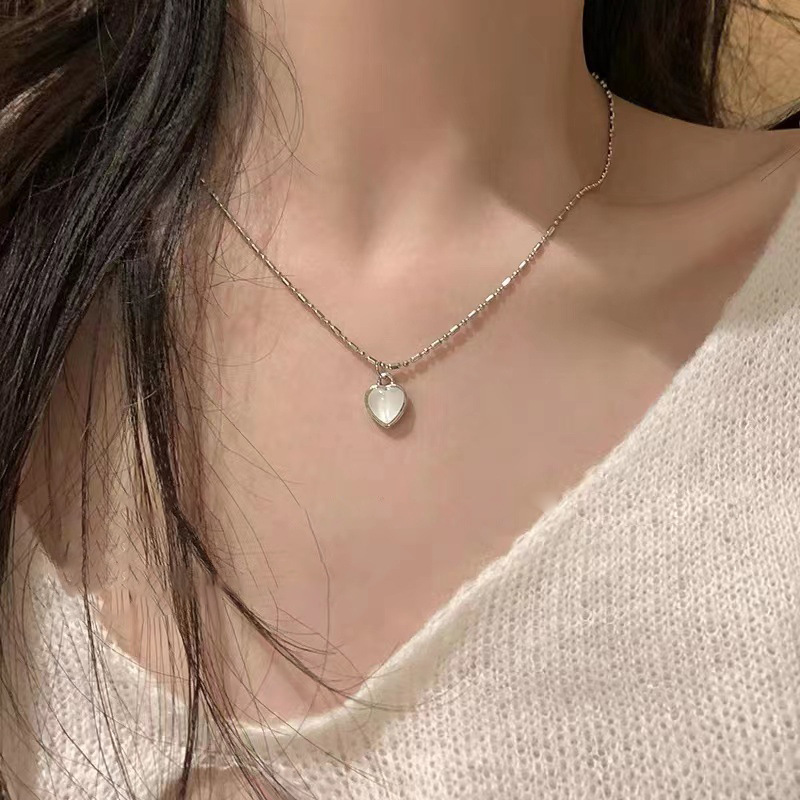 Gentle heart-shaped pendant necklace, sweet and cool style for girls, hot girl Internet celebrity necklace accessory, 2023 new style versatile collarbone chain details Picture